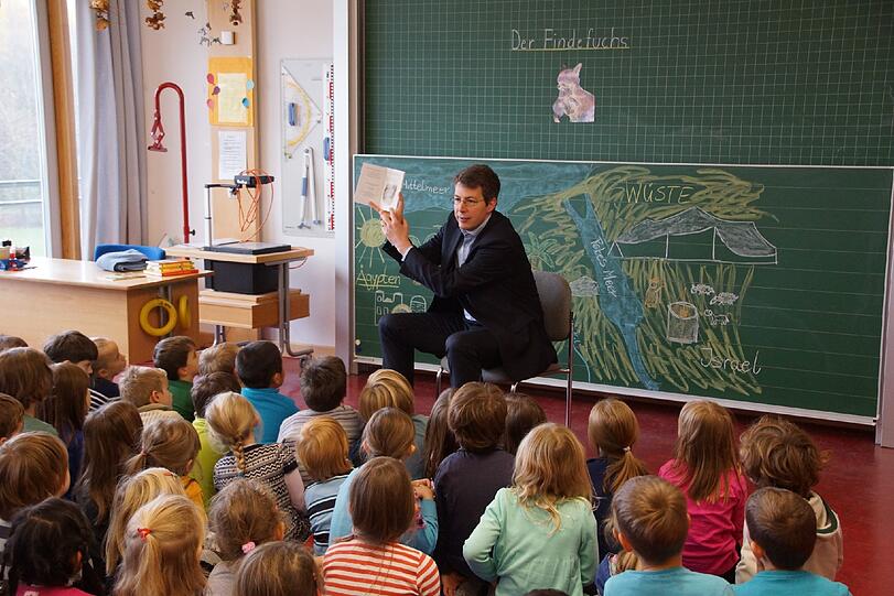 Markus Blume liest vor: Gespanntes Zuhören bei den Kindern der Grundschule an der Markgrafenstraße.
