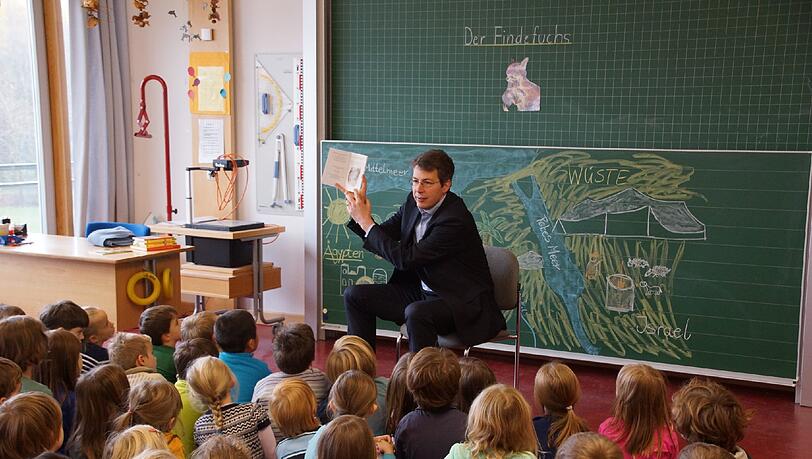 Markus Blume liest vor: Gespanntes Zuhören bei den Kindern der Grundschule an der Markgrafenstraße. Markus Blume liest vor: Gespanntes Zuhören bei den Kindern der Grundschule an der Markgrafenstraße.