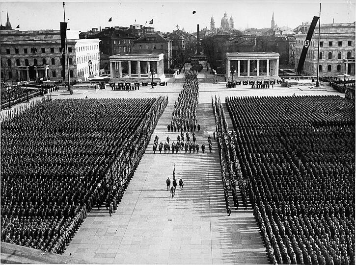 Der Königsplatz 1936: "das Forum der Bewegung" der Nationalsozialisten.