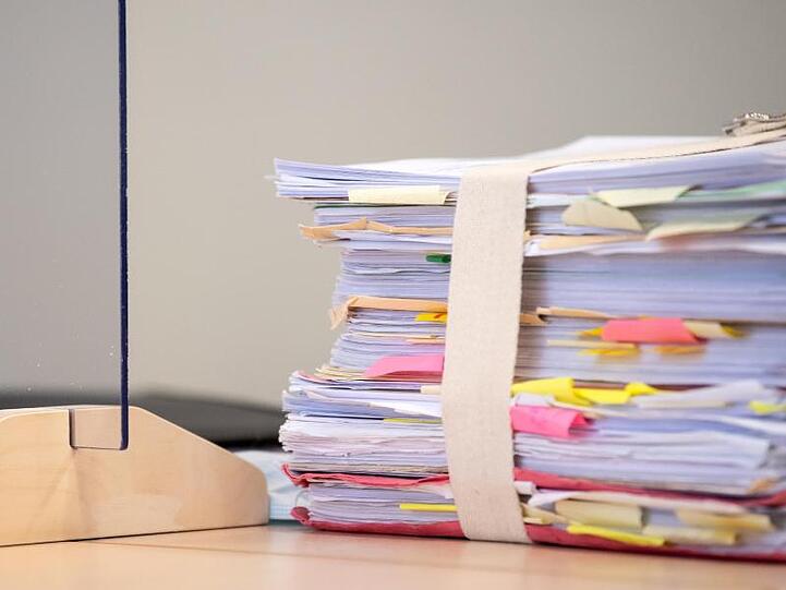 Akten liegen im Verhandlungssaal auf einem Tisch. Foto: Sven Hoppe/dpa/Symbolbild