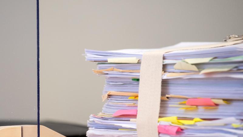Akten liegen im Verhandlungssaal auf einem Tisch. Foto: Sven Hoppe/dpa/Symbolbild Akten liegen im Verhandlungssaal auf einem Tisch. Foto: Sven Hoppe/dpa/Symbolbild