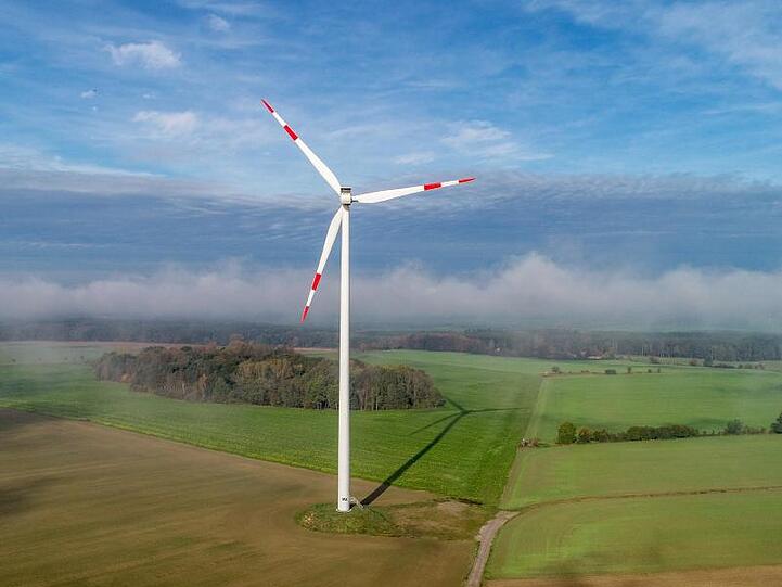 Eine Windenergieanlage steht auf einem Ackerfeld. Foto: Patrick Pleul/zb/dpa/Archivbild
