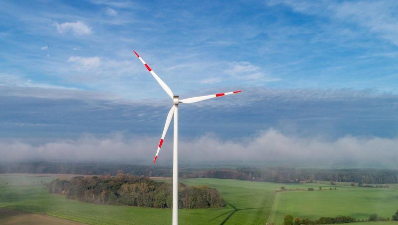 Eine Windenergieanlage steht auf einem Ackerfeld. Foto: Patrick Pleul/zb/dpa/Archivbild Eine Windenergieanlage steht auf einem Ackerfeld. Foto: Patrick Pleul/zb/dpa/Archivbild