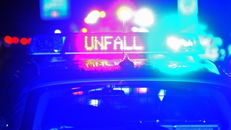 Blaulicht und der LED-Schriftzug "Unfall" auf dem Dach eines Polizeistreifenwagens.