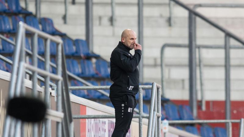Trainer Bernhard Trares von Würzburg verfolgt nach seiner roten Karte das Spiel auf der Tribüne.