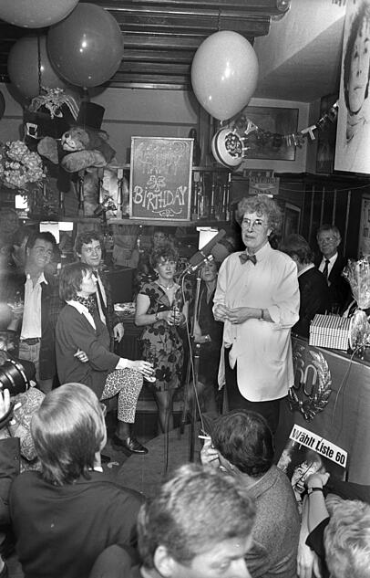 An ihrem 60. Geburtstag im Alten Simpl: Toni Netzle wird gefeiert.