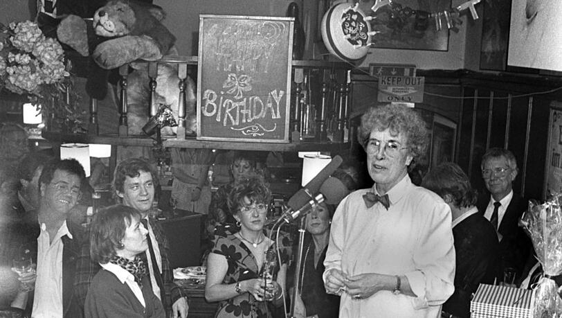 An ihrem 60. Geburtstag im Alten Simpl: Toni Netzle wird gefeiert.