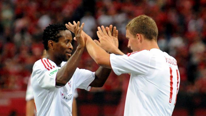 Lukas Podolski feiert mit Zé Roberto einen seiner drei Treffer gegen Urawa. Lukas Podolski feiert mit Zé Roberto einen seiner drei Treffer gegen Urawa.