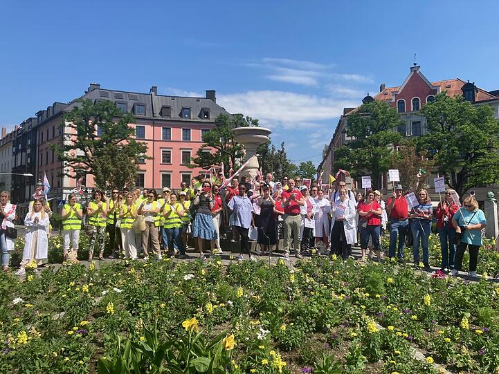 Am Mittwochvormittag versammeln sich rund 300 Münchner Apothekerinnen und Apotheker am Gärtnerplatz, um gegen auch die geltende Vergütungsordnung bei Medikamenten zu protestieren.