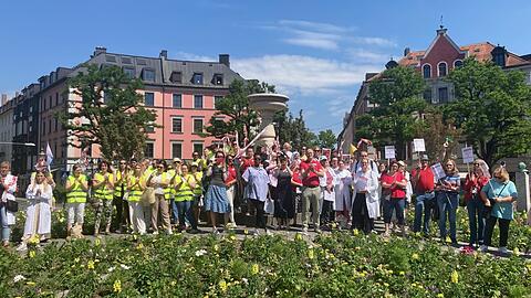 Am Mittwochvormittag versammeln sich rund 300 Münchner Apothekerinnen und Apotheker am Gärtnerplatz, um gegen auch die geltende Vergütungsordnung bei Medikamenten zu protestieren.