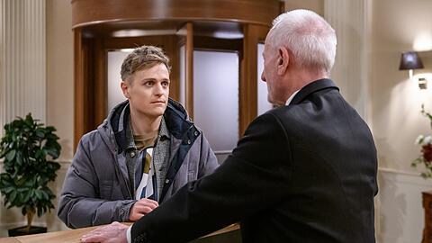 "Sturm der Liebe": Max (l.) vertraut sich Alfons an.