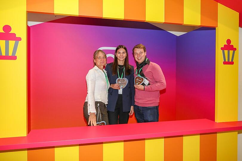 Anja von Bosse, Sarah Schmid und Dominik Hirschberg testen KI-Anwendungen im neuen Meta-Büro.