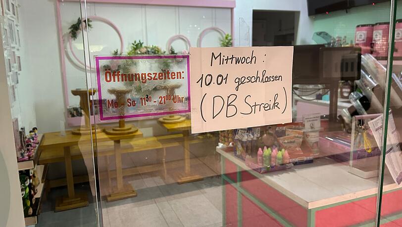 Am Hauptbahnhof haben einige Geschäfte geschlossen. Am Hauptbahnhof haben einige Geschäfte geschlossen.