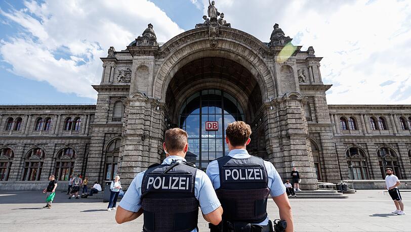 Rund um den Nürnberger Hauptbahnhof wird das Kiffen und das Mitführen von Cannabis verboten. (Archivbild) Rund um den Nürnberger Hauptbahnhof wird das Kiffen und das Mitführen von Cannabis verboten. (Archivbild)