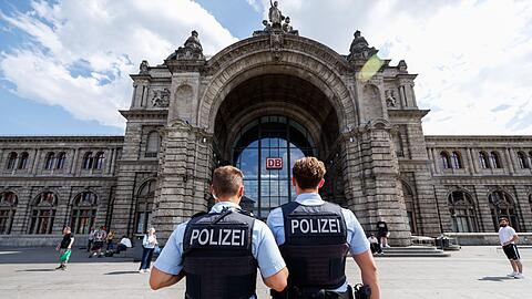 Rund um den Nürnberger Hauptbahnhof wird das Kiffen und das Mitführen von Cannabis verboten. (Archivbild)