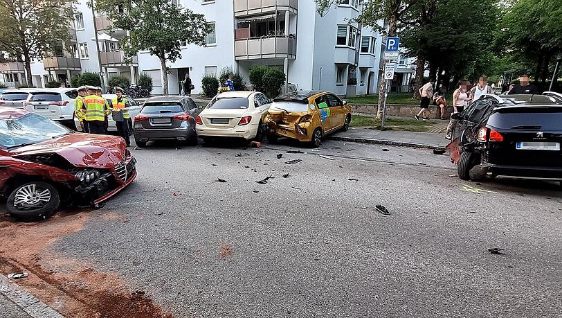 Sechs weitere am Straßenrand geparkte Fahrzeuge wurden zum Teil erheblich beschädigt. Sechs weitere am Straßenrand geparkte Fahrzeuge wurden zum Teil erheblich beschädigt.