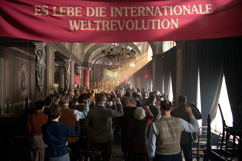 Ein Verwechslungsschwank vor weltpolitischer Kulisse: Leander Haußmanns "Hotel Lux" stellt ausgerechnet Michael "Bully" Herbig als Hitlers Astrologen dar. Die Bilder aus dem Film zum Durchklicken!