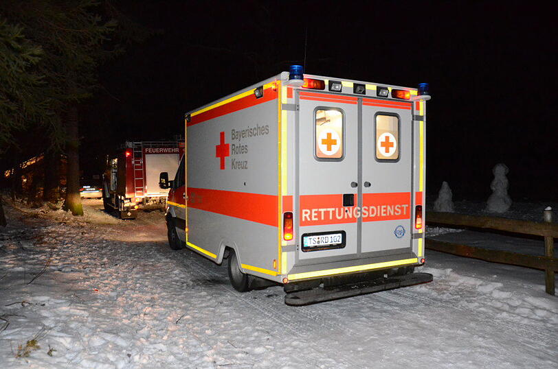 Großeinsatz der Rettungskräfte an einem See bei Obing im Landkreis Traunstein. Ein Mann war im Eis eingebrochen.