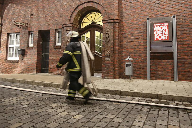 Brandanschlag auf die Mopo: Die Bilder vom Einsatzort der Feuerwehr.