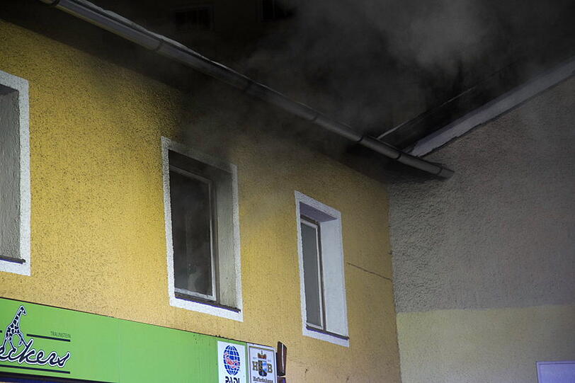 Die schnell eintreffende Feuerwehr hatte das Feuer zum Glück schnell unter Kontrolle, so dass ein Ausbreiten auf das restliche Gebäude verhindert werden konnte.