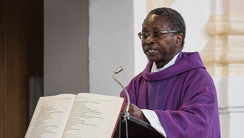 Der Zornedinger Pfarrer Olivier Ndjimbi-Tshiende ist nach mehrfachen Morddrohungen von seinem Amt zurückgetreten. Der Zornedinger Pfarrer Olivier Ndjimbi-Tshiende ist nach mehrfachen Morddrohungen von seinem Amt zurückgetreten.