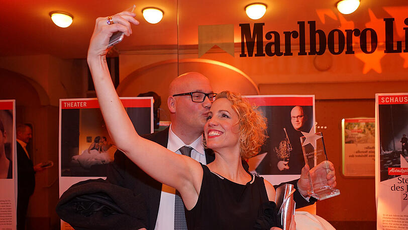 Ihr hatte er seinen Stern gewidmet: Hornist Jörg Brückner mit seiner Frau Cora Irsen und Trophäe mit Siegerposter im Hintergrund.