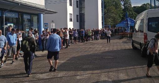 Schlangestehen für Löwen-Tickets. Die Bilder von der Grünwalder Straße.