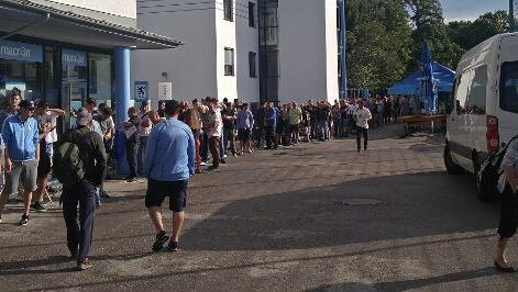 Schlangestehen für Löwen-Tickets. Die Bilder von der Grünwalder Straße. Schlangestehen für Löwen-Tickets. Die Bilder von der Grünwalder Straße.