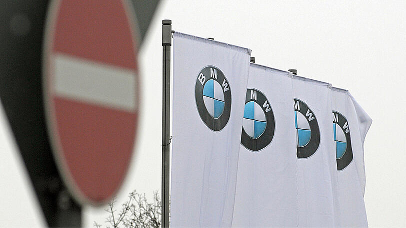 Fahnen vor dem BMW-Werk in Landshut. Hier sind zwei Vorfälle mit rechtsradikalem Hintergrund passiert.