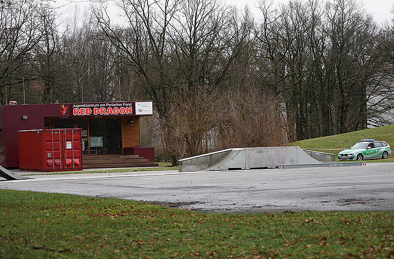 Auch der Bereich um das Jugendzentrum am Perlacher Forst wurde abgesperrt.