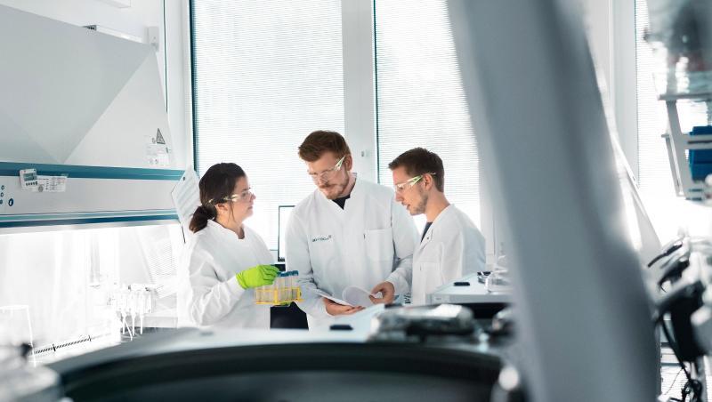 Mitarbeiter des Biotechnologie-Unternehmens Biontech beraten sich im Labor.