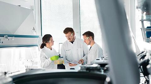 Mitarbeiter des Biotechnologie-Unternehmens Biontech beraten sich im Labor.