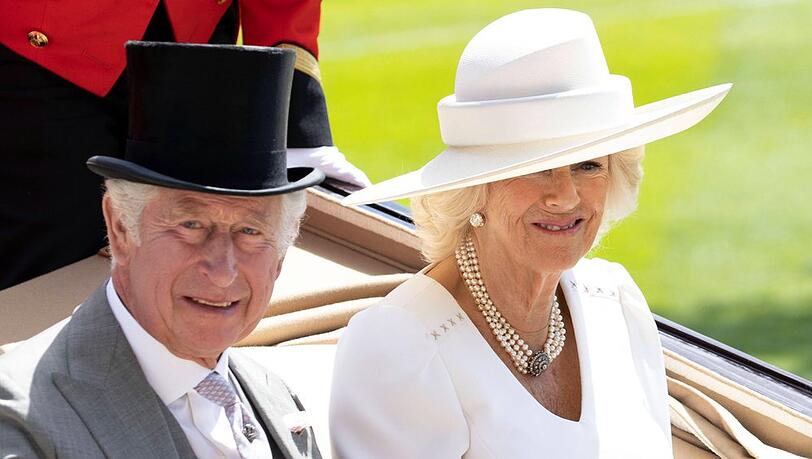 König Charles III. und seine Frau, Königin Camilla, fahren traditionell mit der offenen Landauer-Kutsche von Schloss Windsor nach Ascot zur Rennbahn.