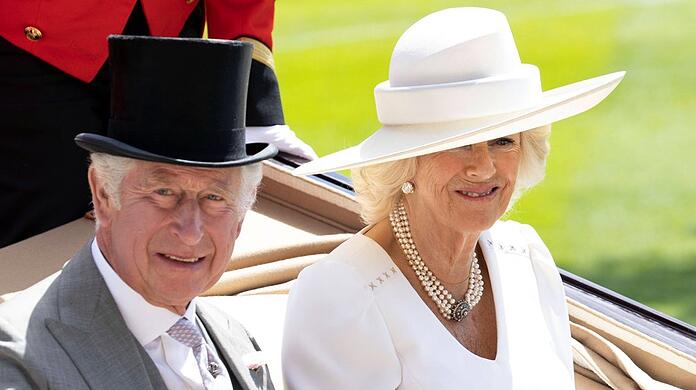 König Charles III. und seine Frau, Königin Camilla, fahren traditionell mit der offenen Landauer-Kutsche von Schloss Windsor nach Ascot zur Rennbahn.