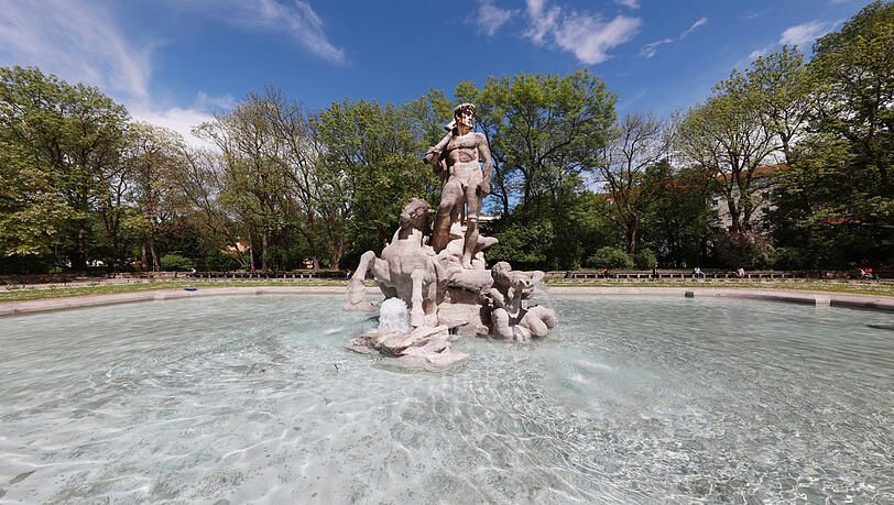 2. Mai: Fertig und sauber! Da strahlt er wieder, der Brunnen, es plätschert auch wieder frisches Wasser darin. Aber leider nicht für lange. 2. Mai: Fertig und sauber! Da strahlt er wieder, der Brunnen, es plätschert auch wieder frisches Wasser darin. Aber leider nicht für lange.