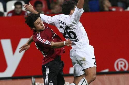 Shooting-Star in Chaos-Tagen: Dominic Maroh (links, im Duell mit Frankfurts Oualid Mokhtari) nutzte die Gunst der Stunde.