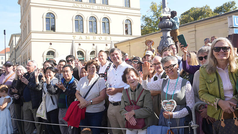 Viele Menschen sind am Sonntag gekommen, um den Trachten- und Schützenzug anzuschauen - die Polizei spricht von 300 Tausend. Viele Menschen sind am Sonntag gekommen, um den Trachten- und Schützenzug anzuschauen - die Polizei spricht von 300 Tausend.