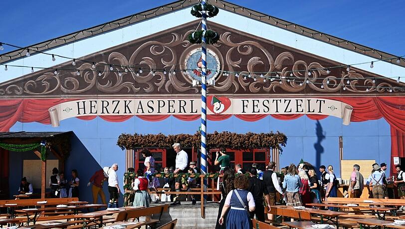 2025 wollte Beppi Bachmaier mit seinem Herzkasperlzelt auf die Oide Wiesn zurückkehren. Letztes Jahr hat das Herzkasperlzelt den Zuschlag erhalten. Wie ist die Entscheidung dieses Jahr ausgefallen? 2025 wollte Beppi Bachmaier mit seinem Herzkasperlzelt auf die Oide Wiesn zurückkehren. Letztes Jahr hat das Herzkasperlzelt den Zuschlag erhalten. Wie ist die Entscheidung dieses Jahr ausgefallen?