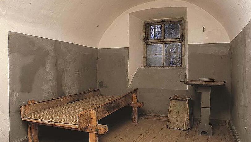 Die originale Gefangenenzelle im Gefängnisturm am Mitterfelser Gericht.