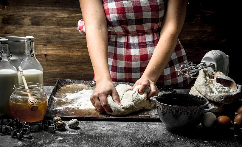 Falls nach dem Nudelgericht abends oder am Folgetag eine Pizza geplant ist, bietet sich auch hierfür Nudelwasser als nützliche Zutat an. Vewenden Sie es einfach alternativ zu Leitungswasser mit Salz für den Pizzateig. Die enthaltene Stärke im Pastawasser bindet den Teig ideal und trägt zum besseren Gelingen der Pizza bei. Auch Brotteig profitiert von Nudelwasser. Falls nach dem Nudelgericht abends oder am Folgetag eine Pizza geplant ist, bietet sich auch hierfür Nudelwasser als nützliche Zutat an. Vewenden Sie es einfach alternativ zu Leitungswasser mit Salz für den Pizzateig. Die enthaltene Stärke im Pastawasser bindet den Teig ideal und trägt zum besseren Gelingen der Pizza bei. Auch Brotteig profitiert von Nudelwasser.
