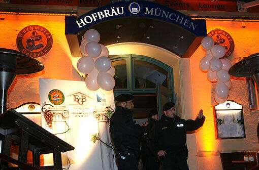 Dabei waren am Mittwoch kurz vor 18 Uhr die Drogenfahnder vorgefahren. Die Bilder von der Razzia.