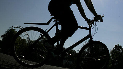 Ein zehnjähriger Fahrradfahrer Junge ist am Montagnachmittag in Grafenwöhr von einem Pkw erfasst und schwer verletzt worden. (SYMBOLBILD) Ein zehnjähriger Fahrradfahrer Junge ist am Montagnachmittag in Grafenwöhr von einem Pkw erfasst und schwer verletzt worden. (SYMBOLBILD)
