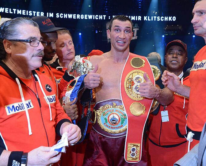 Der 36 Jahre alte Ukrainer Klitschko bezwang in Hamburg vor 15.000 Zuschauern seinen polnischen Herausforderer Mariusz Wach einstimmig nach Punkten und trägt damit weiter die WM-Gürtel der bedeutenden Verbände WBO, WBA und IBF. Für &bdquo;Dr. Steelhammer&ldquo; war es der 59. Sieg im 62. Profi-Kampf. Sehen Sie hier die besten Bilder des Abends.