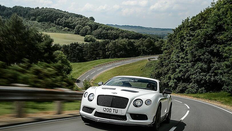 Das 282 625 Euro teure und 580 PS starke Bentley Continental GT3-R Coupé versteht sich als Straßenversion der jüngst aufgelegten Rennwagens auf Basis des Continental. Das 282 625 Euro teure und 580 PS starke Bentley Continental GT3-R Coupé versteht sich als Straßenversion der jüngst aufgelegten Rennwagens auf Basis des Continental.