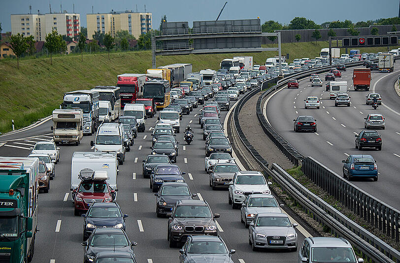 Stau auf der A9 bei Garching (Archivbild). Die A8 ist derzeit gesperrt.