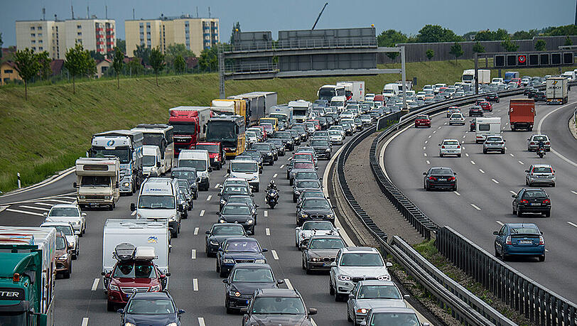 Stau auf der A9 bei Garching (Archivbild). Die A8 ist derzeit gesperrt. Stau auf der A9 bei Garching (Archivbild). Die A8 ist derzeit gesperrt.