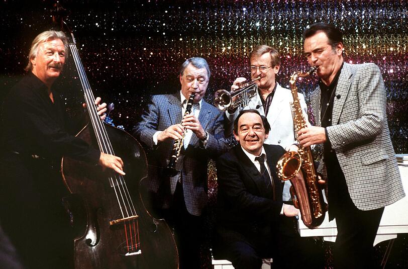 Bild aus dem Leben von Hugo Strasser: Die Musiker (l-r) James Last, Hugo Strasser, Hazy Osterwald, Max Greger und Paul Kuhn (vorne) musizieren am 04.03.1986 bei der ZDF-Geburtstagsshow "Hallo Max".