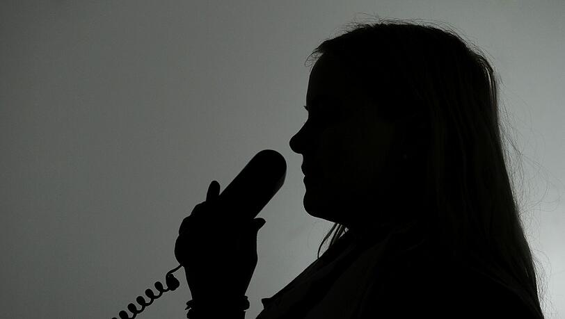 Die übliche Masche: Der Betrüger forderte am Telefon Bargeld für einen Angehörigen in Not. Foto: Jan-Philipp Strobel Die übliche Masche: Der Betrüger forderte am Telefon Bargeld für einen Angehörigen in Not. Foto: Jan-Philipp Strobel