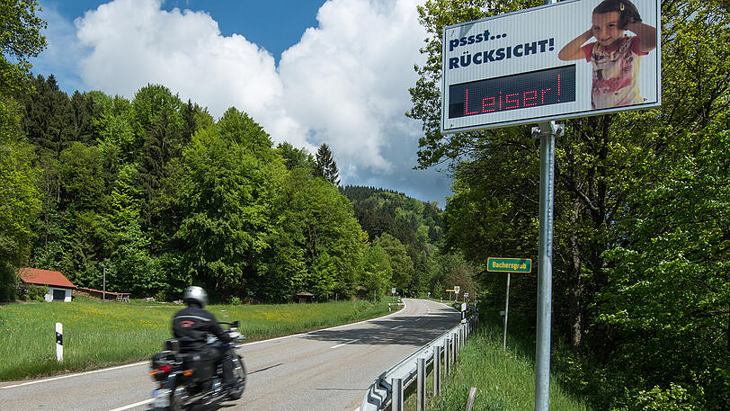 Manche Motorräder machen einen Heidenlärm. In Niederbayern will man jetzt Biker darauf aufmerksam machen.