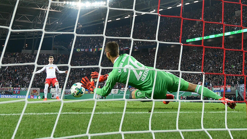 Die Entscheidung: Sven Ulreich hält Timo Werners Elfmeter. Der FC Bayern gewinnt.